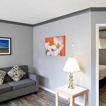 Tiki Shores Inn & Suites Pentiction Zewnętrze zdjęcie