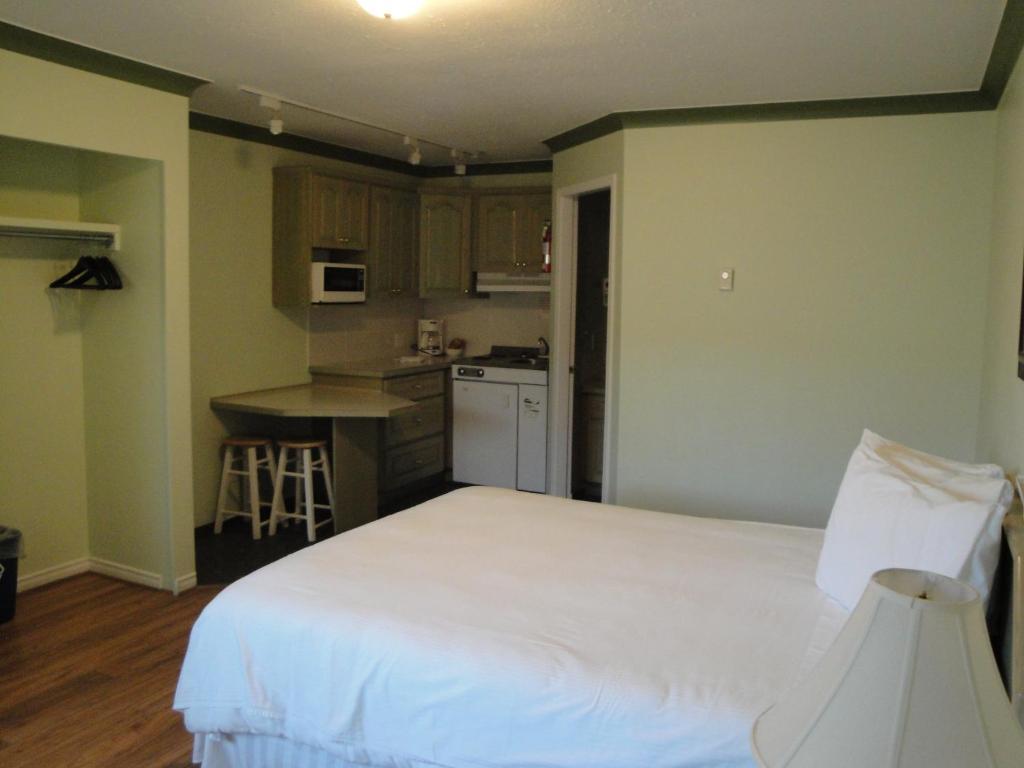 Tiki Shores Inn & Suites Pentiction Pokój zdjęcie