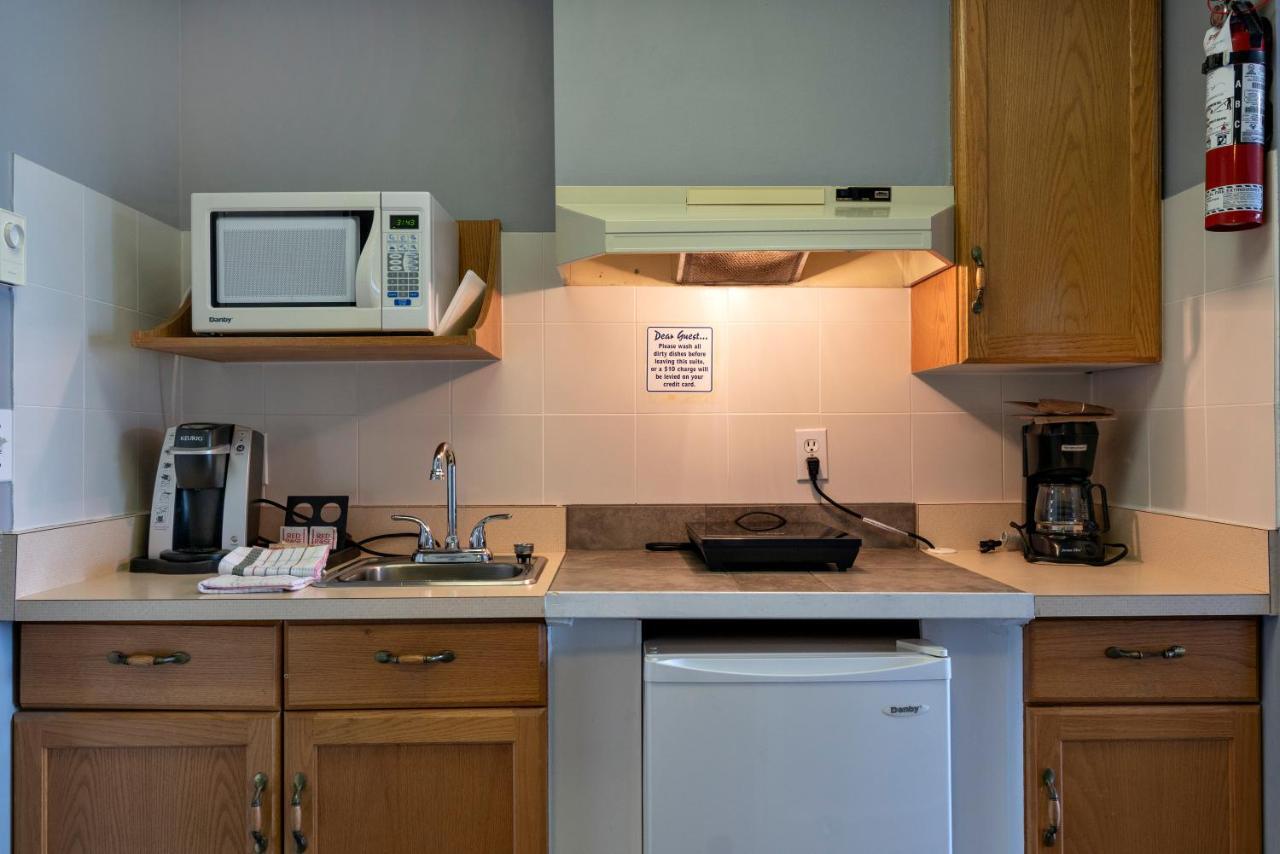 Tiki Shores Inn & Suites Pentiction Zewnętrze zdjęcie